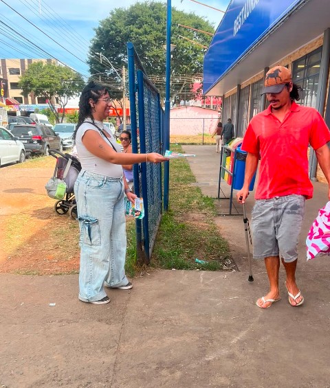 Equipe realizando divulgação em ponto de grande circulação de pessoas