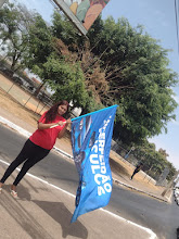 Profissional realizando ação com bandeira em uma via urbana